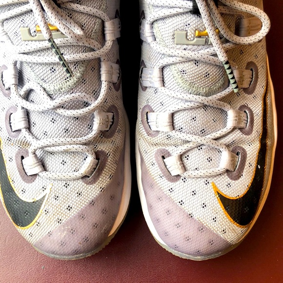 Nike Lebron James XIII Low Cool Grey/ Mtllc Gold, White, Black Men Size 10 - Picture 2 of 8